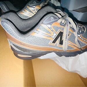 Brand New / New Balance 740v2 lifestyle sneaker in the Black/Gold Metallic